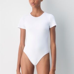 Aritzia Babaton Crew Shortsleeve Bodysuit Medium